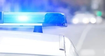 Mladić divljao po zavojima pa sletio s ceste - auto završio na krovu, a on u bolnici