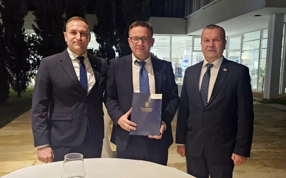 Damir Poljak (u sredini), načelnik Općine Bednja, na uručivanju ugovora u Šibeniku