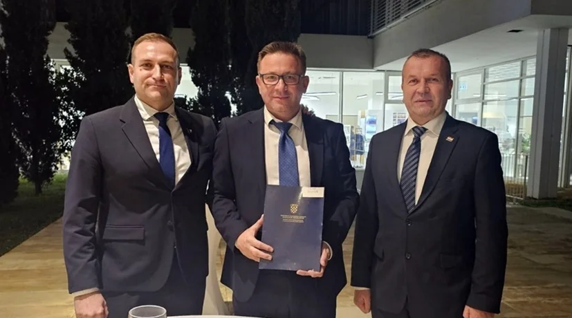 Damir Poljak (u sredini), načelnik Općine Bednja, na uručivanju ugovora u Šibeniku