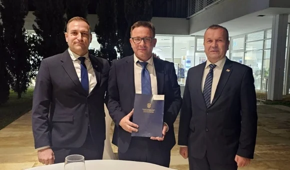 Damir Poljak (u sredini), načelnik Općine Bednja, na uručivanju ugovora u Šibeniku