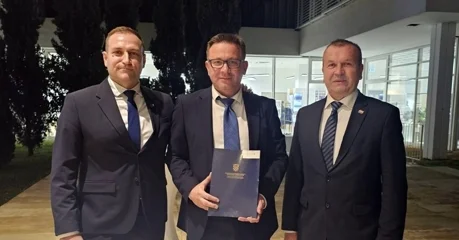 Damir Poljak (u sredini), načelnik Općine Bednja, na uručivanju ugovora u Šibeniku