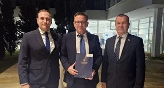 Damir Poljak (u sredini), načelnik Općine Bednja, na uručivanju ugovora u Šibeniku