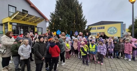 OPĆINA TRNOVEC BARTOLOVEČKI: Mališani zajedno s načelnicom Vitković ukrasili općinski bor unikatnim ukrasima