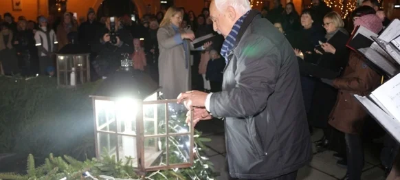 Ispred varaždinske katedrale upaljena je treća adventska svijeća