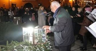 Ispred varaždinske katedrale upaljena je treća adventska svijeća