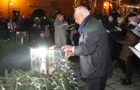 Ispred varaždinske katedrale upaljena je treća adventska svijeća