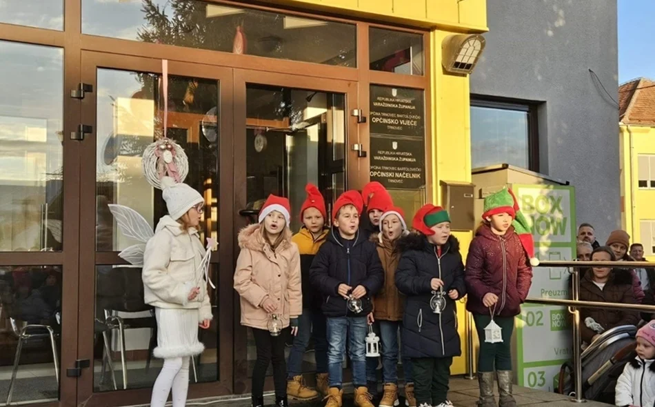 U sklopu Adventa u Trnovcu održan nastup mališana, a upaljena je i treća adventska svijeća