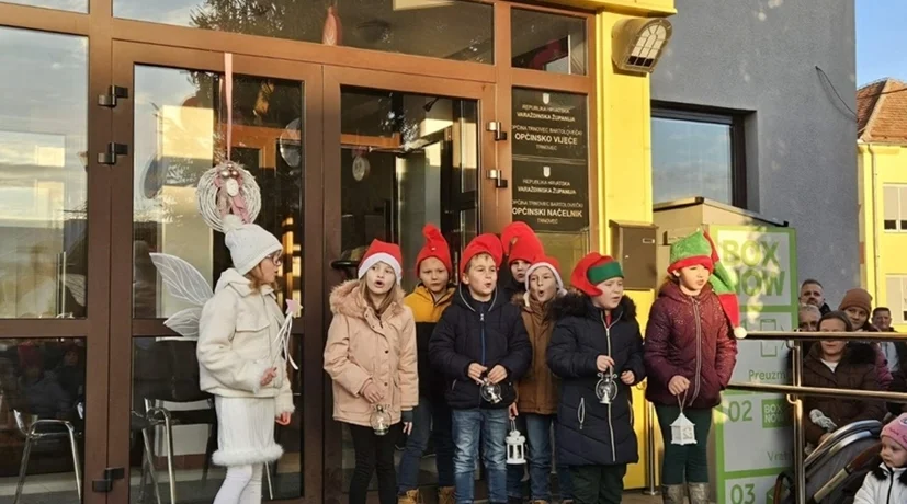 U sklopu Adventa u Trnovcu održan nastup mališana, a upaljena je i treća adventska svijeća