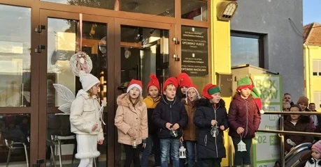 U sklopu Adventa u Trnovcu održan nastup mališana, a upaljena je i treća adventska svijeća