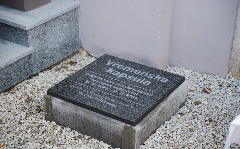 FOTO: Polaganjem vremenske kapsule obilježeno 240 godina od osnivanja Pučke škole u Petrijancu