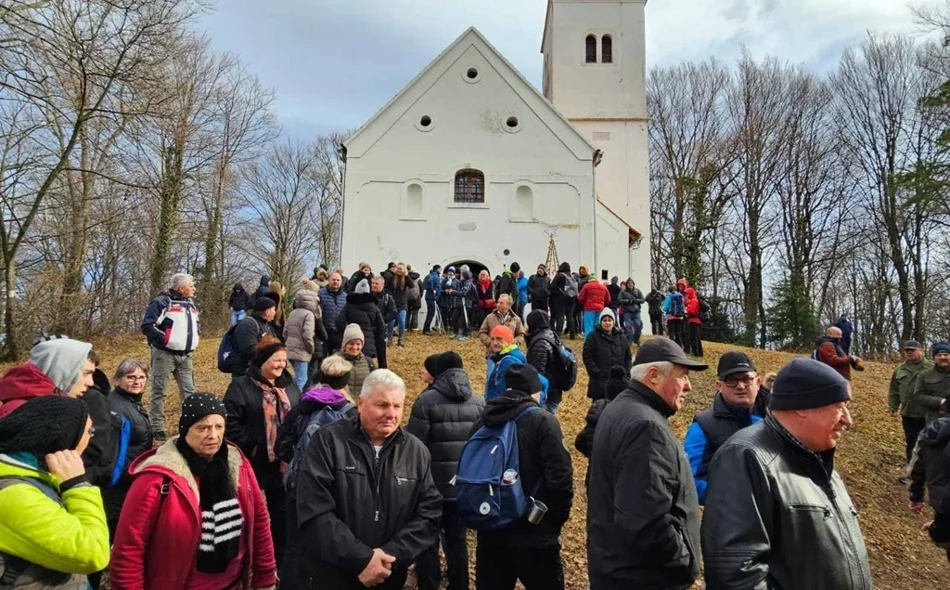 Tradicija na Bogojavljenje: Brojni hodočasnici, planinari i zaljubljenici u prirodu i ove su se godine okupili na Ravnoj gori