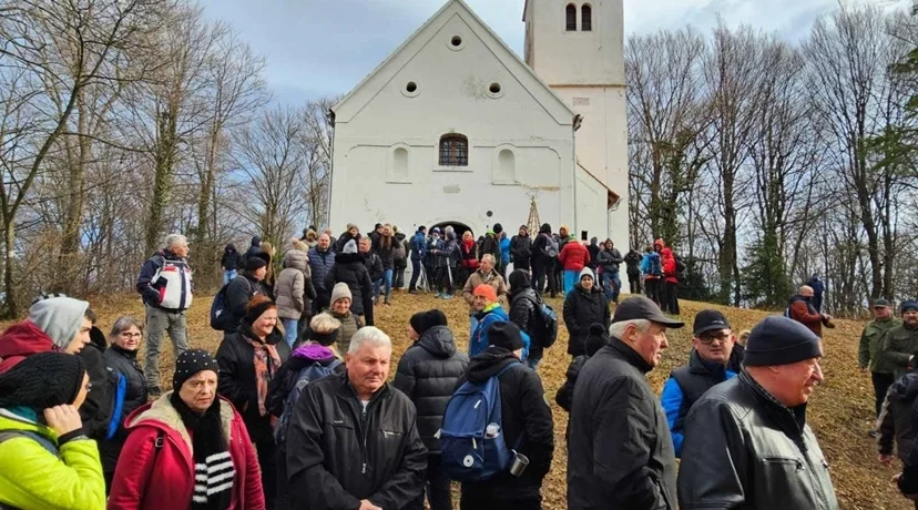 Tradicija na Bogojavljenje: Brojni hodočasnici, planinari i zaljubljenici u prirodu i ove su se godine okupili na Ravnoj gori