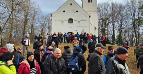 Tradicija na Bogojavljenje: Brojni hodočasnici, planinari i zaljubljenici u prirodu i ove su se godine okupili na Ravnoj gori