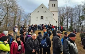 Tradicija na Bogojavljenje: Brojni hodočasnici, planinari i zaljubljenici u prirodu i ove su se godine okupili na Ravnoj gori