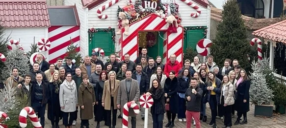 Zajednička fotografija gradonačelnika Nevena Bosilja s organizatorima Adventa u Varaždinu