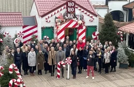 Zajednička fotografija gradonačelnika Nevena Bosilja s organizatorima Adventa u Varaždinu