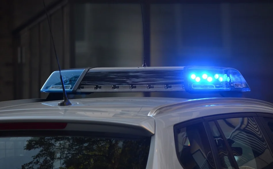 Pijani 55-ogodišnjak sletio s ceste, 35-ogodišnjakinja pretjecala kamion pa završila na krovu