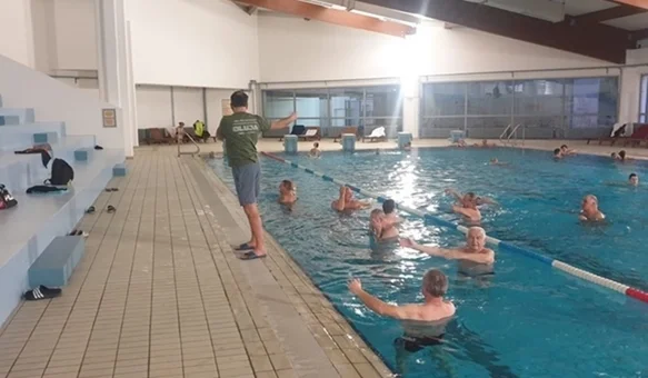 Toplički branitelji na rekreacijskim bazenima Hotela Minerva uz trenera plivanja