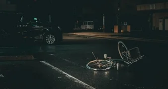 Poginuo biciklist, policija traga za odbjeglim vozačem