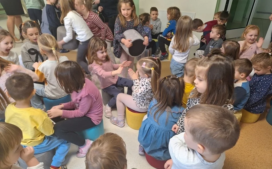 Mališanima Dječjeg vrtića Lepoglava na poklon šareni taburei