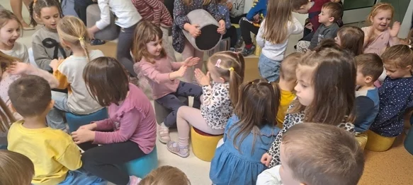 Mališanima Dječjeg vrtića Lepoglava na poklon šareni taburei