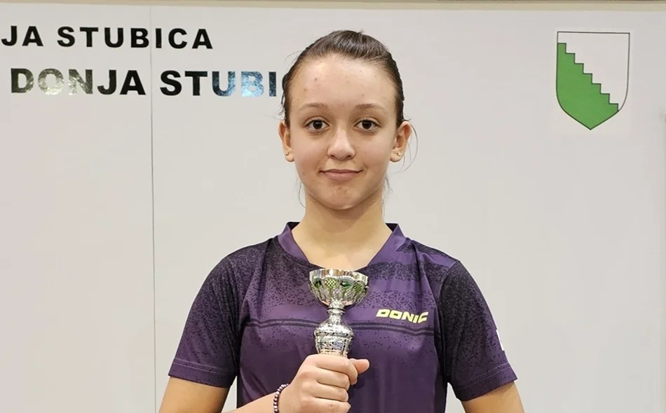 Tena Špoljarić s peharom za 3. mjesto osvojenim na turniru u Donjoj Stubici