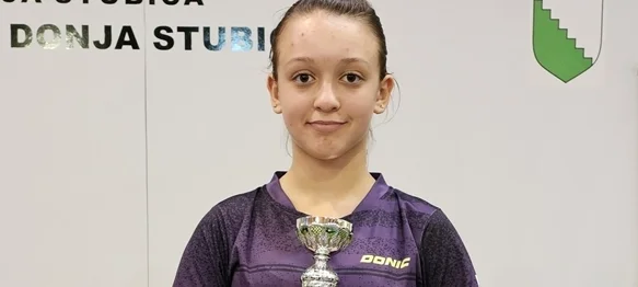 Tena Špoljarić s peharom za 3. mjesto osvojenim na turniru u Donjoj Stubici