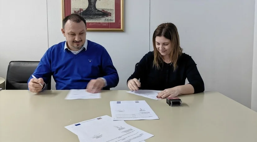 Ugovor s potpisali gradonačelnik Siniša Jenkač i predstavnik izvođača radova Martina Vrabelj Šegovec
