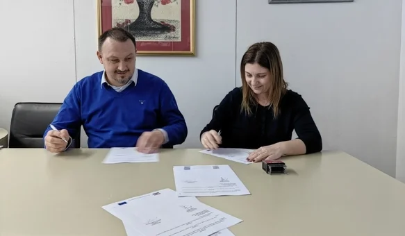 Ugovor s potpisali gradonačelnik Siniša Jenkač i predstavnik izvođača radova Martina Vrabelj Šegovec