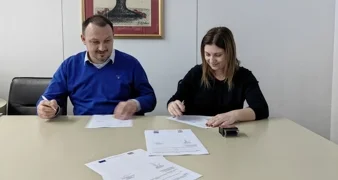 Ugovor s potpisali gradonačelnik Siniša Jenkač i predstavnik izvođača radova Martina Vrabelj Šegovec