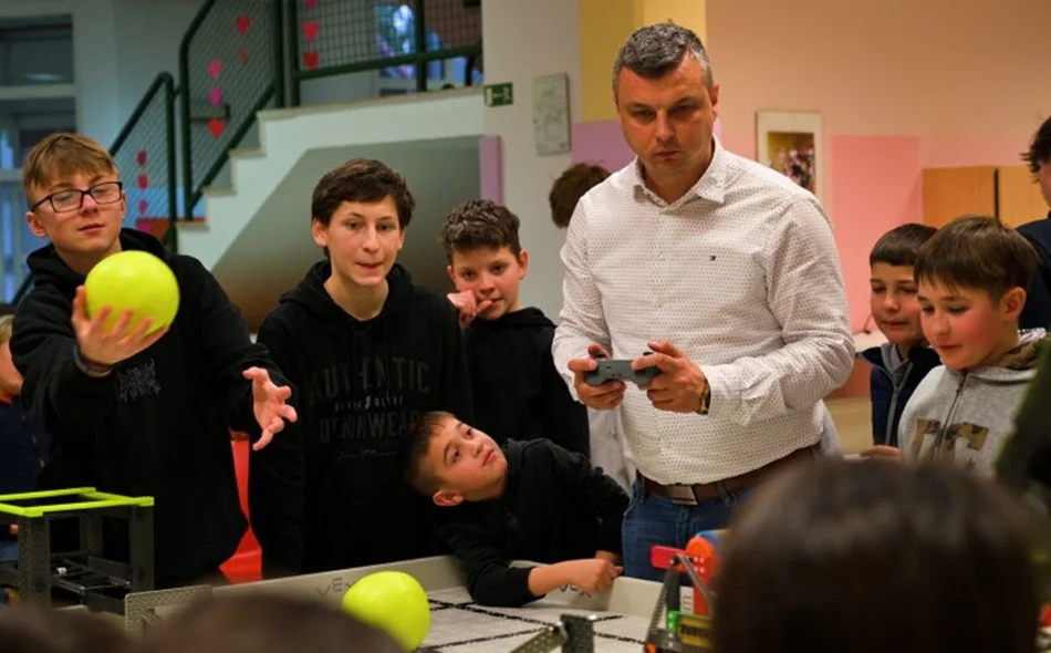 Petrijanečki osnovnoškolci ugostili mlade robotičare i upoznali se modernim tehnologijama