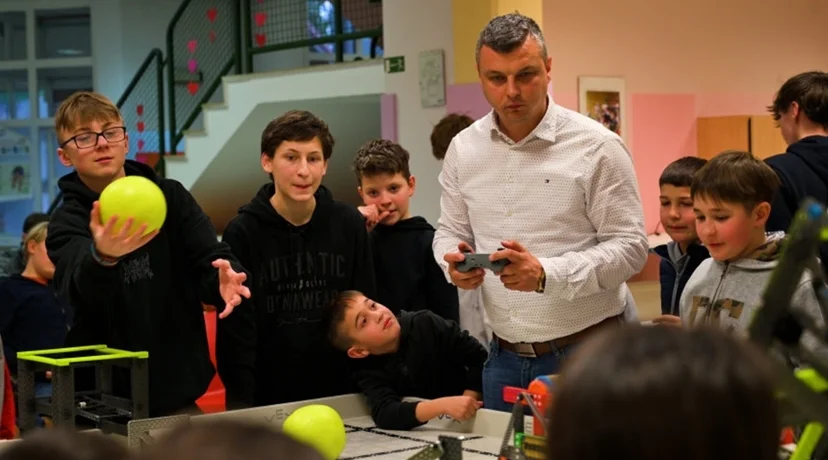 Petrijanečki osnovnoškolci ugostili mlade robotičare i upoznali se modernim tehnologijama