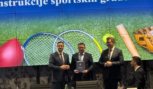 Damir Poljak (u sredini) na preuzimanju ugovora u društvu Tončija Glavine i Andreja Plenkovića