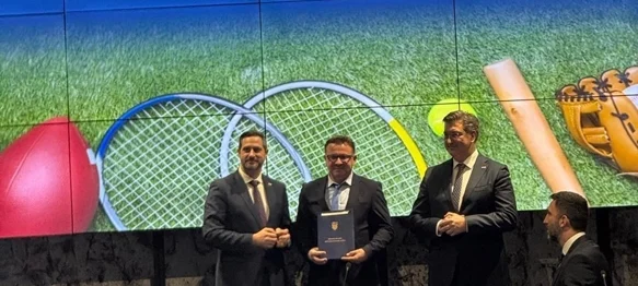 Damir Poljak (u sredini) na preuzimanju ugovora u društvu Tončija Glavine i Andreja Plenkovića