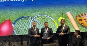 Damir Poljak (u sredini) na preuzimanju ugovora u društvu Tončija Glavine i Andreja Plenkovića