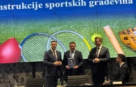 Damir Poljak (u sredini) na preuzimanju ugovora u društvu Tončija Glavine i Andreja Plenkovića