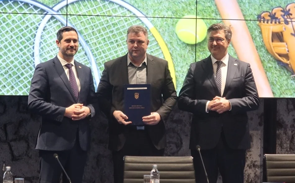Ministar Tonči Glavina, načelnik Mladen Blaško i premijer Andrej Plenković na potpisivanju ugovora