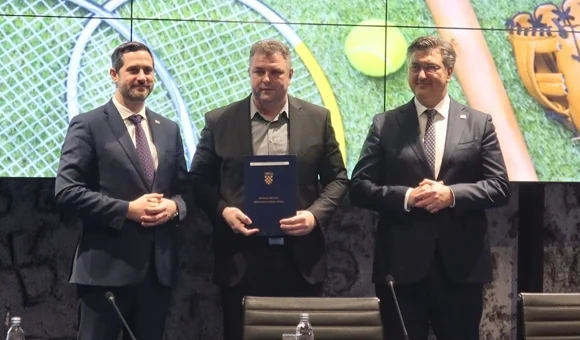 Ministar Tonči Glavina, načelnik Mladen Blaško i premijer Andrej Plenković na potpisivanju ugovora