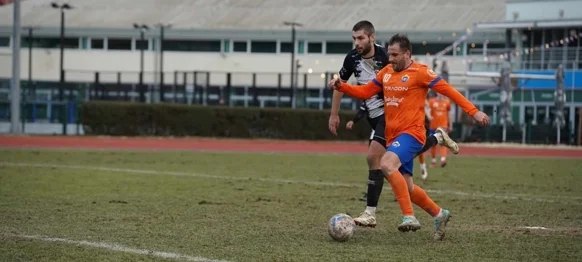 Varteksov Dejan Glavina u jednom od brojnih duela u susretu protiv Bilogore