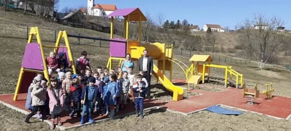 Mališani u Dječjem vrtiću u Donjoj Višnjici u dvorištu dobili nova igrala