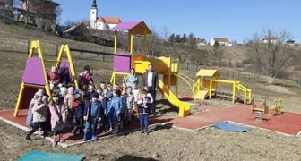 Mališani u Dječjem vrtiću u Donjoj Višnjici u dvorištu dobili nova igrala