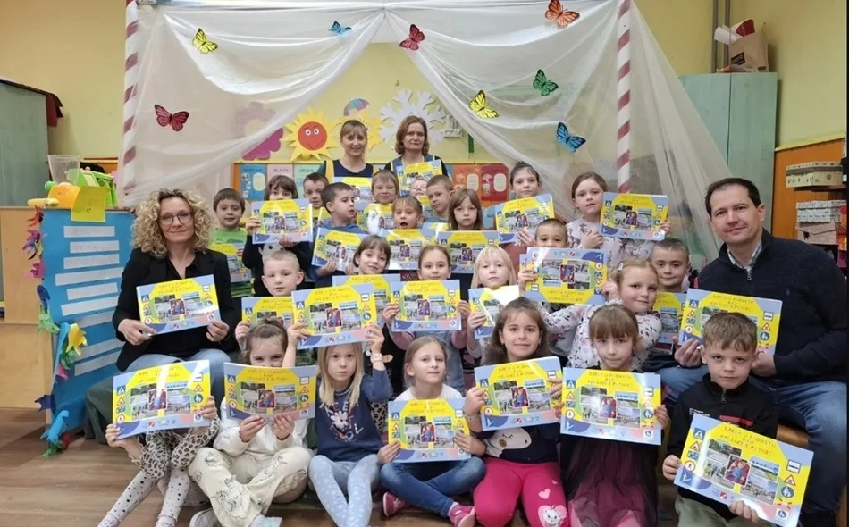Toplički mališani iz Dječjeg vrtića „Tratinčica” o prometnom bontonu uče iz edukativne slikovnice „Djeca u prometu kao pješaci i putnici”