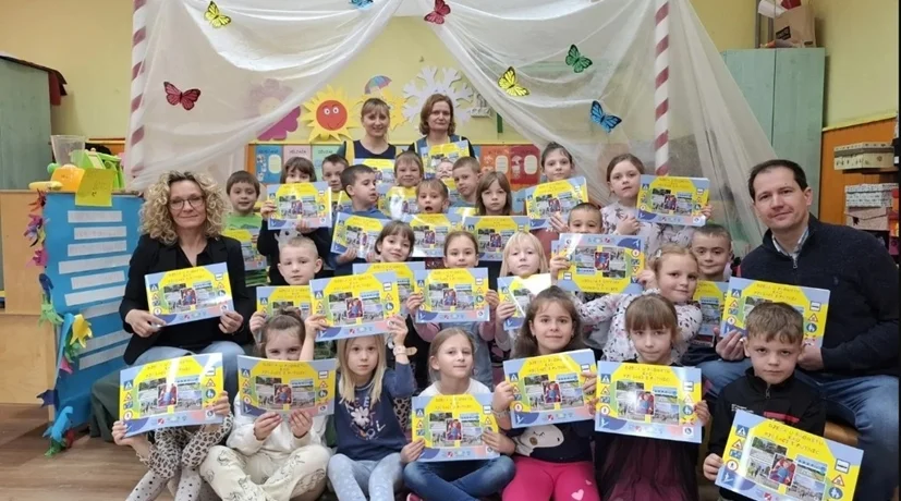 Toplički mališani iz Dječjeg vrtića „Tratinčica” o prometnom bontonu uče iz edukativne slikovnice „Djeca u prometu kao pješaci i putnici”
