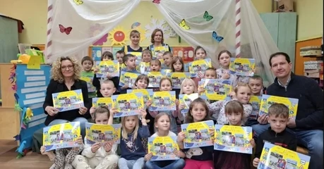 Toplički mališani iz Dječjeg vrtića „Tratinčica” o prometnom bontonu uče iz edukativne slikovnice „Djeca u prometu kao pješaci i putnici”