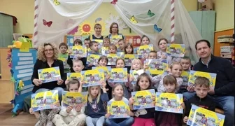 Toplički mališani iz Dječjeg vrtića „Tratinčica” o prometnom bontonu uče iz edukativne slikovnice „Djeca u prometu kao pješaci i putnici”