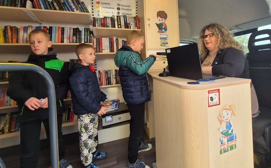 Bibliobus u Varaždinskim Toplicama: djeca oduševljena bogatim izborom knjiga i stripova