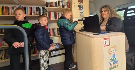 Bibliobus u Varaždinskim Toplicama: djeca oduševljena bogatim izborom knjiga i stripova