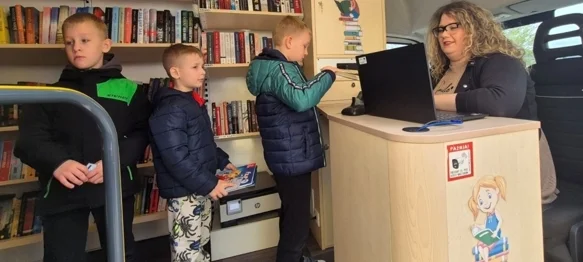 Bibliobus u Varaždinskim Toplicama: djeca oduševljena bogatim izborom knjiga i stripova
