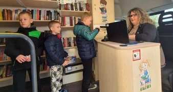 Bibliobus u Varaždinskim Toplicama: djeca oduševljena bogatim izborom knjiga i stripova