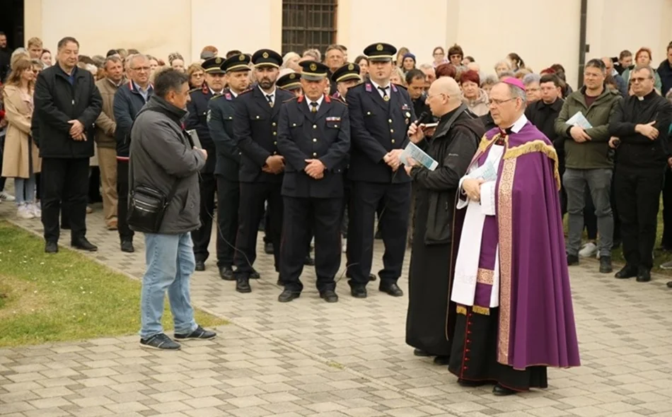 FOTO Biskup Bože Radoš predvodio na Cvjetnicu pobožnost križnog puta u Lepoglavi